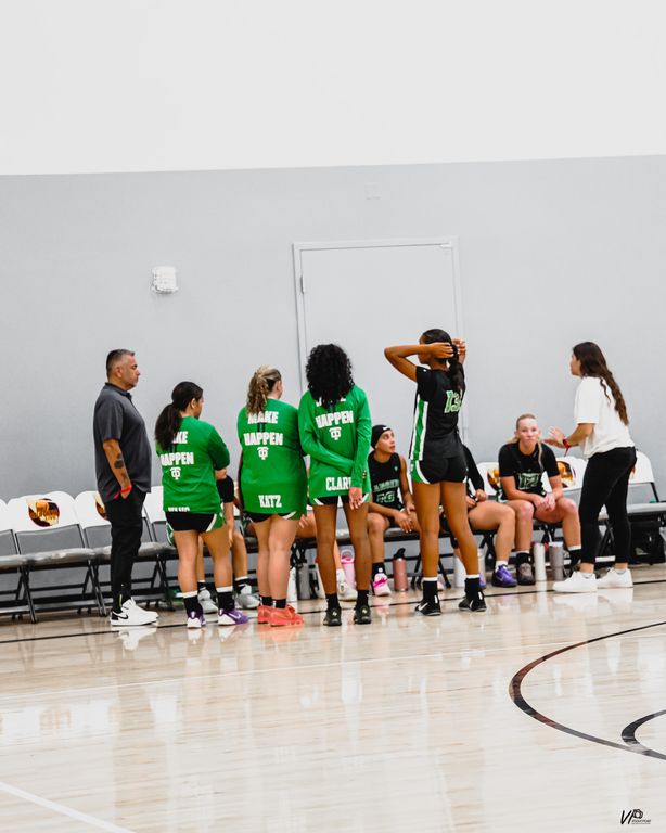 To Girls Cali Live — photograph 7